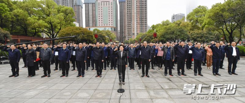 3月17日上午，市委理论学习中心组开展党史学习教育第一次专题学习，走进长沙党史馆。在毛主席塑像广场，省委常委、市委书记吴桂英右手举拳，带领大家重温入党誓词。长沙晚报全媒体记者 余劭劼 摄
