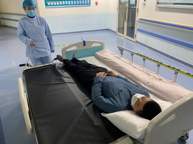 医用电动转移车独特的传动方式,可实现患者平稳、无障碍地上下病床,无需任何搬动。长沙晚报通讯员 梁辉 李貌 供图 医用电动转移车独特的传动方式,可实现患者平稳、无障碍地上下病床,无需任何搬动。长沙晚报通讯员 梁辉 李貌 供图