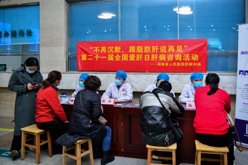 爱肝日义诊活动在湖南省人民医院举行，专家们普及脂肪肝预防与治疗方法。均为长沙晚报通讯员 刘玉君 供图