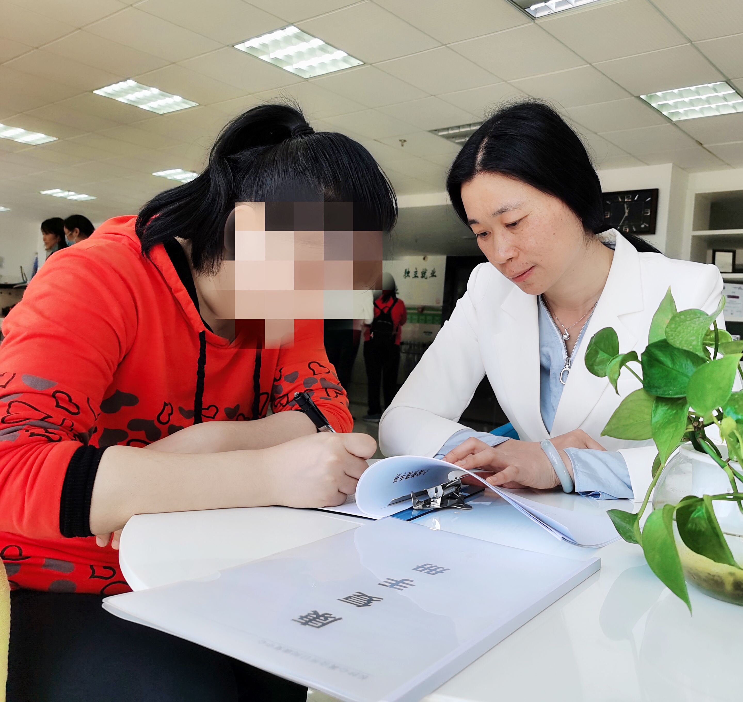 日常工作中，罗月红总是对每一位精神障碍患者充满耐心和爱心。受访者供图