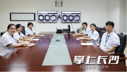 中南大学湘雅医院儿童脑肿瘤多学科治疗团队就涵涵的病情会诊。  均为医院供图  