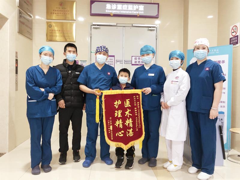 出院后，家人特意带着洋洋（化名）为湖南省人民医院岳麓山院区急诊医护人员送来锦旗表达感谢。均为长沙晚报通讯员 梁辉 喻乐玲 徐芙蓉 供图