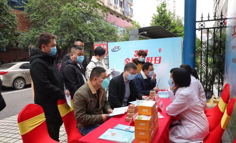 湖南省疾控中心等开展大型宣传活动，普及爱肝护肝的科学方法及重要性，提醒市民要早筛查、早接种、定期检测。长沙晚报通讯员 李合锋 供图