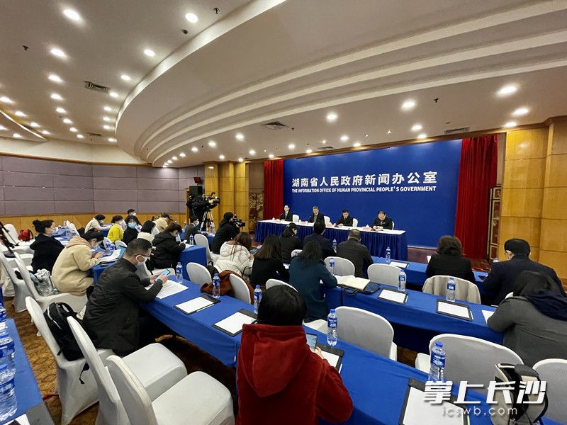 今天上午10时，湖南省新冠疫苗接种情况新闻发布会举行。长沙晚报全媒体记者 周数邑 摄