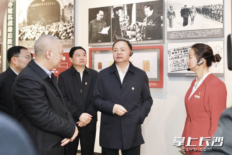 市政府党组理论学习中心组开展党史学习教育第一次专题学习。 刘书勤 摄