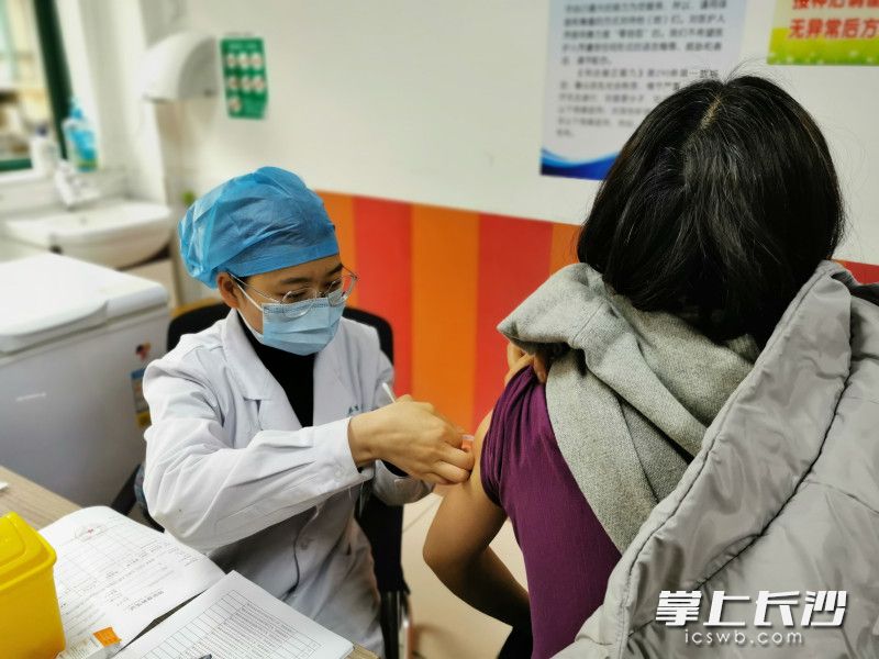 市民在开福区芙蓉北路街道社区卫生服务中心接种新冠疫苗。  长沙晚报全媒体记者 彭放 摄