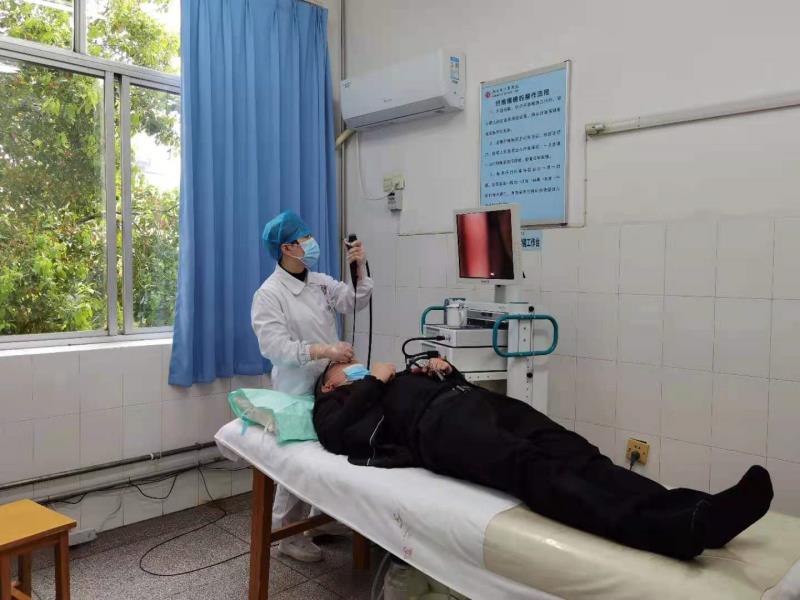 医生为何先生做检查。长沙晚报通讯员 周琳 肖茜予 供图 医生为何先生做检查。长沙晚报通讯员 周琳 肖茜予 供图