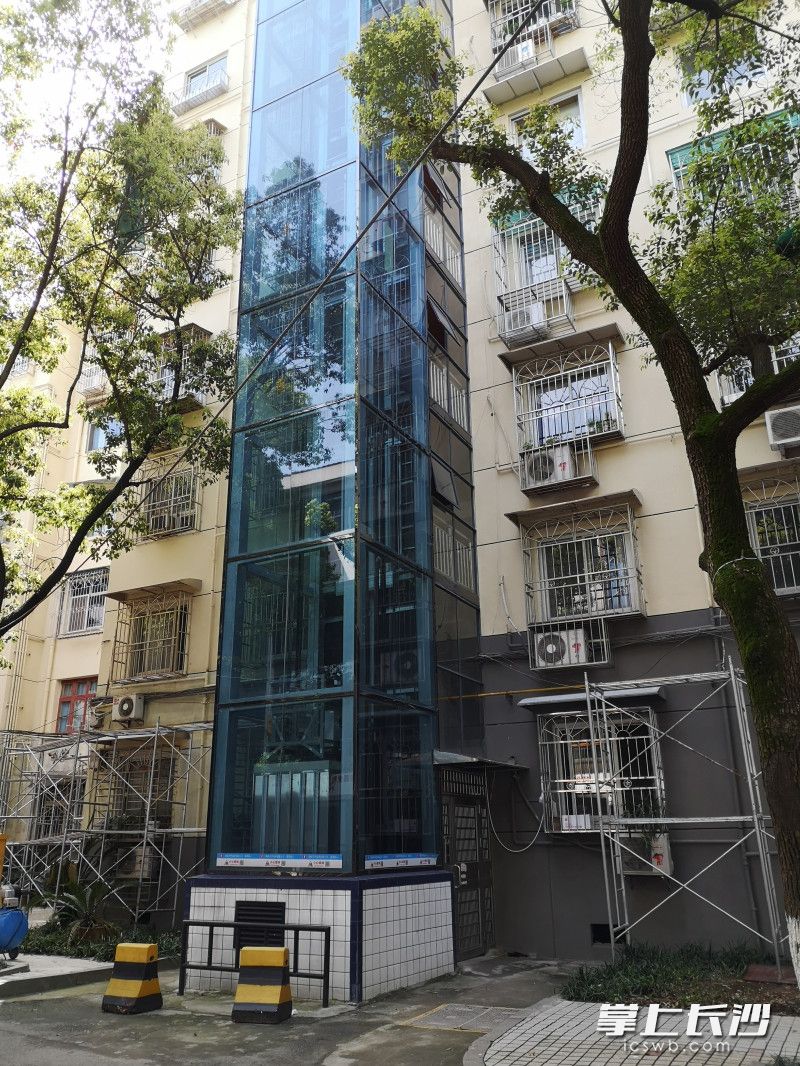 加装的电梯投入使用，解决了居民爬楼难的问题。   长沙晚报全媒体记者 周和平 摄