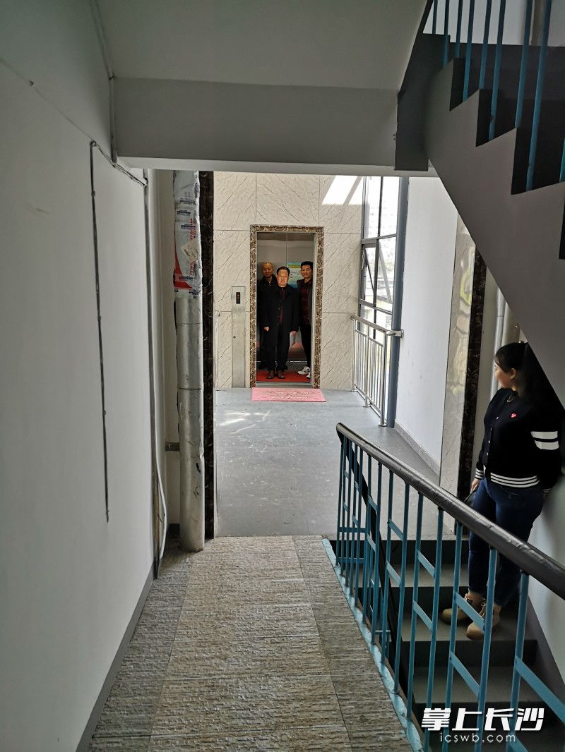 有了电梯居民出行一键轻松上下。  长沙晚报全媒体记者 周和平 摄