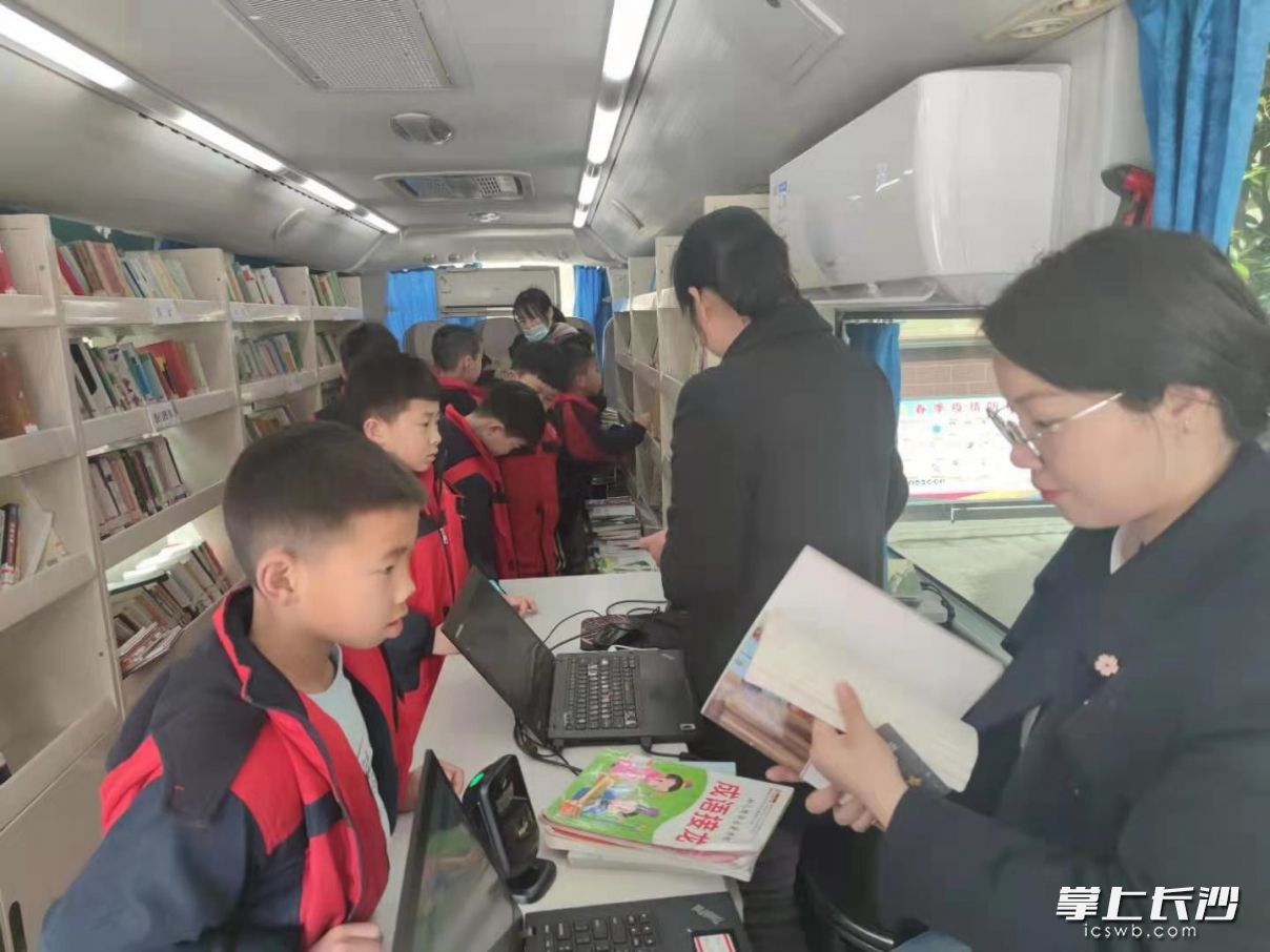 孩子们正在借阅中。