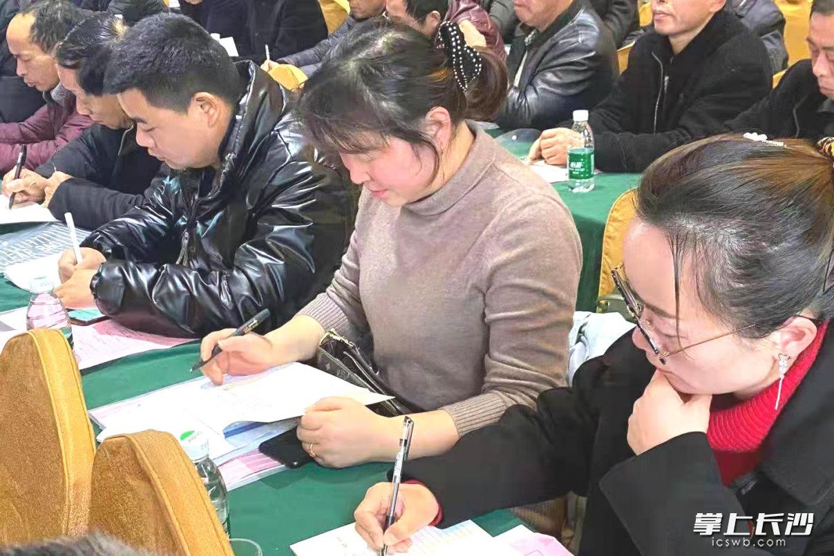 党务骨干们认真记录，仔细领会。受访方供图