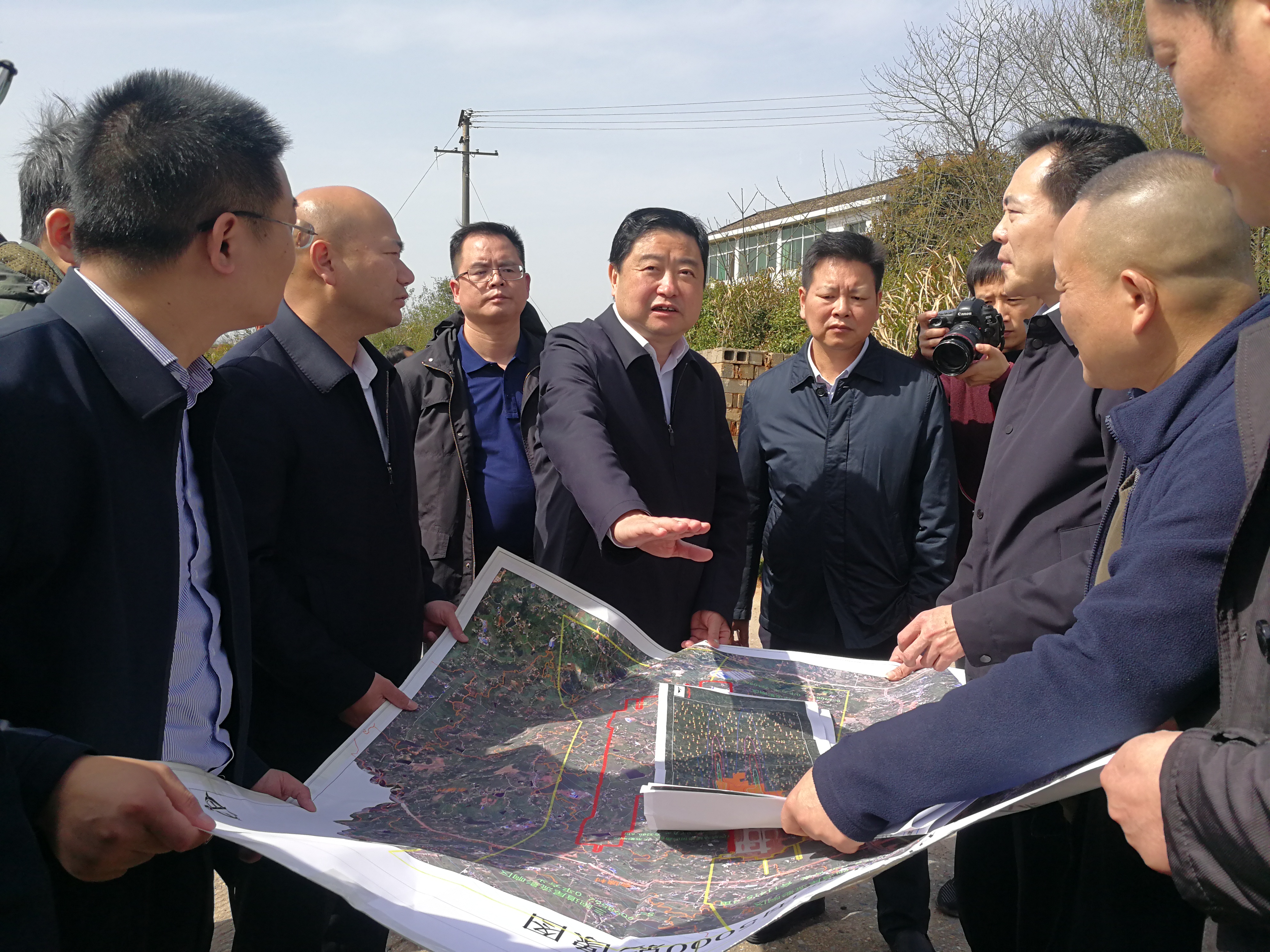 夏建平（中）在长沙县黄花镇查看机场改扩建工程施工现场。  长沙晚报全媒体记者 黎铁桥 摄