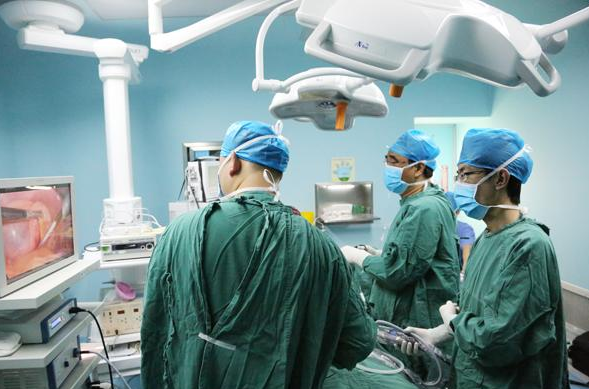 腹腔镜下胆总管切开取石术在基层医院得到广泛开展。资料图片