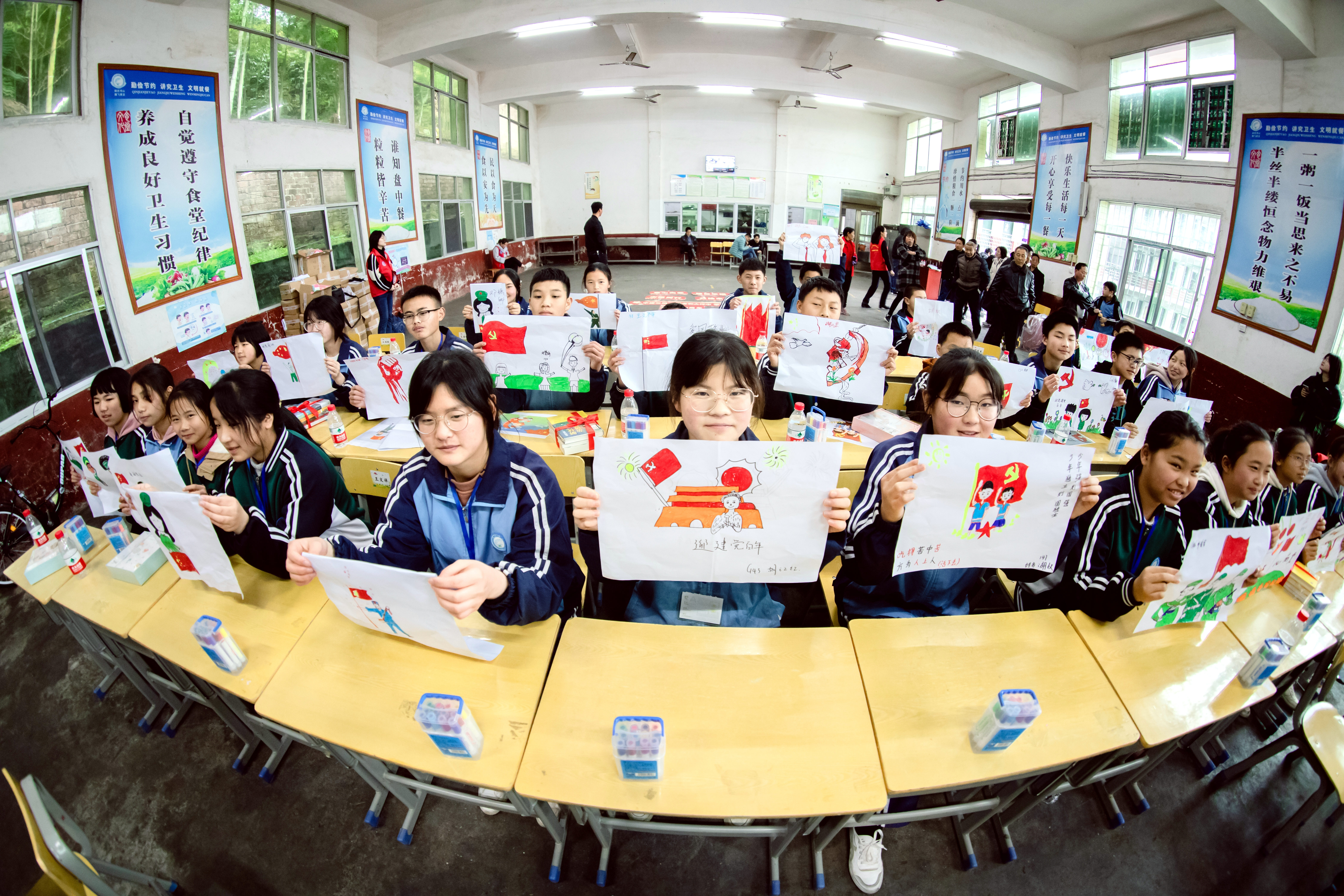22日，来自中建三局中南分公司的12名建证·蓝宝青年志愿者来到平江县石牛寨镇大坪中学，开展“建证幸福·志愿同行”第七季“妈妈回来了”关爱留守儿童公益活动。均为长沙晚报通讯员 唐斌 摄