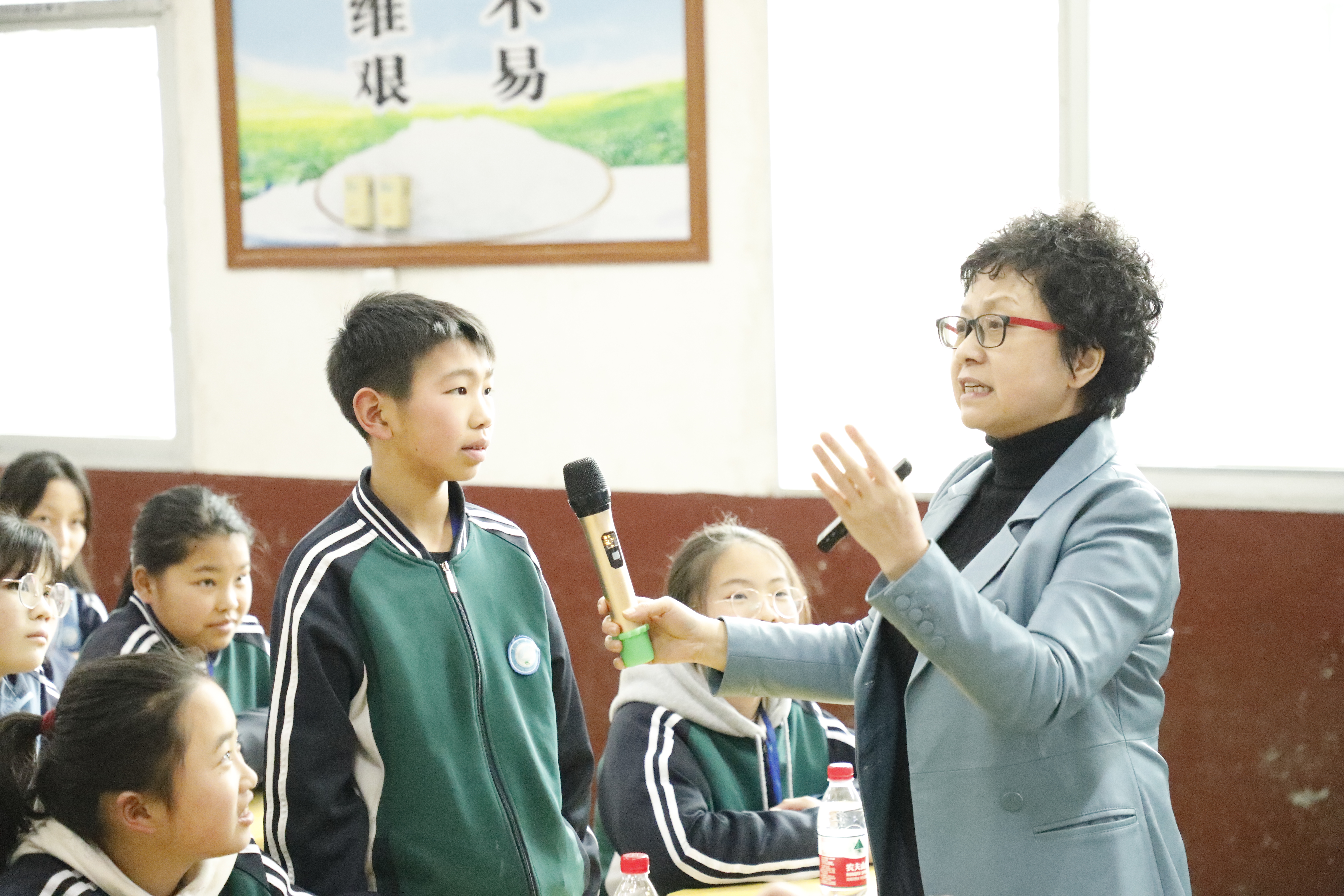 活动邀请湖南省家庭教育研究会常务理事肖青春为孩子们带来了一堂生动的心理健康和女童保护课。