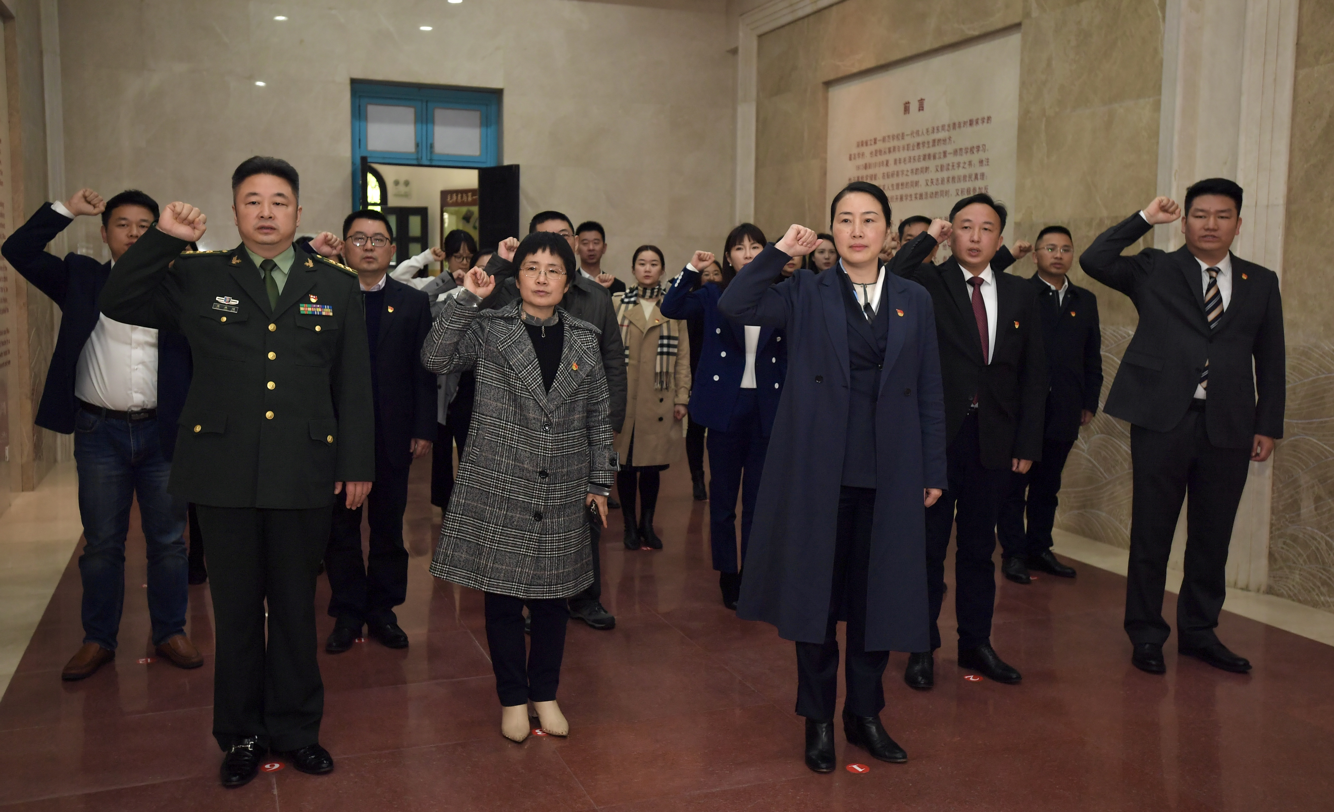 天心区委书记刘汇（前）右手举拳，带领大家重温入党誓词。   长沙晚报全媒体记者 邹麟 摄