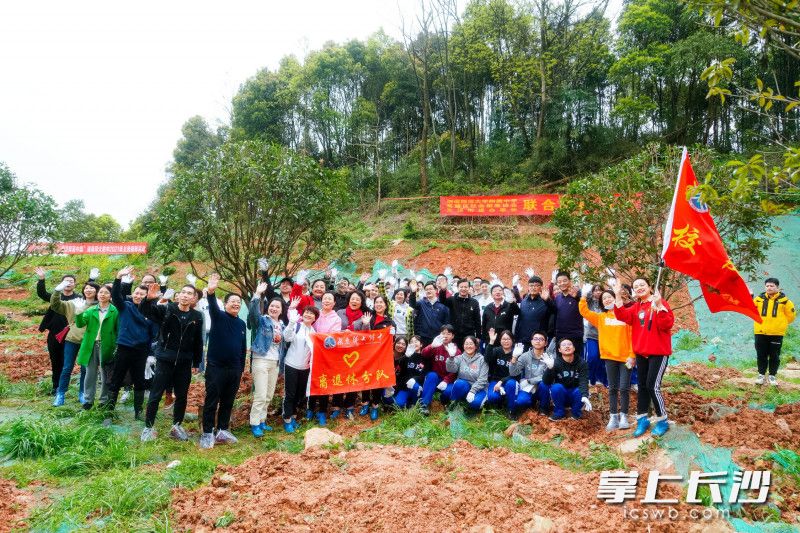 今日下午，湖南师大附中百余名师生与岳麓区社会禁毒协会、岳麓区天顶街道干部群众一起来到尖山社区，开展义务植树活动。长沙晚报通讯员 苏晓玲 摄