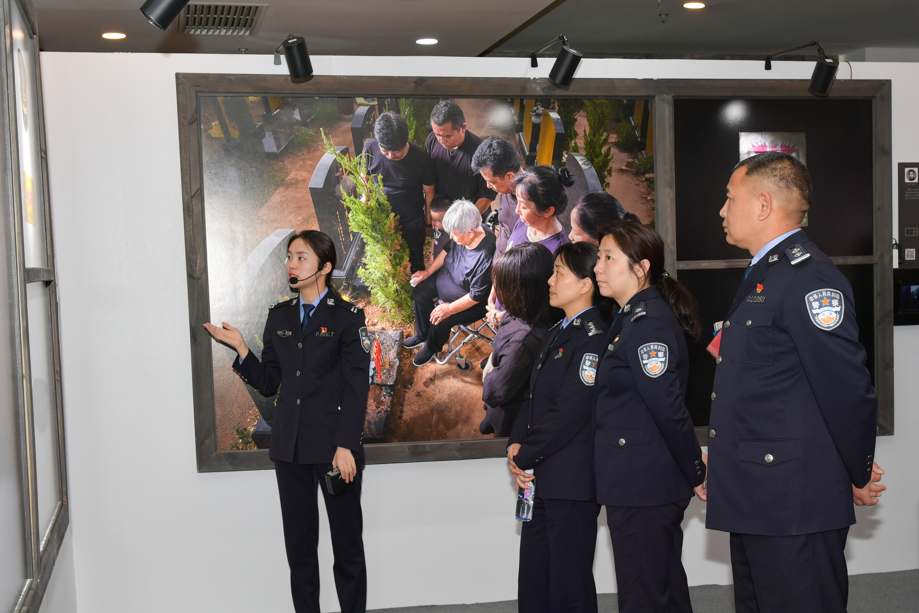 3月24日，民警们正在参观长沙公安因公牺牲、伤残民警纪实摄影展。 长沙晚报通讯员 彭滔 摄