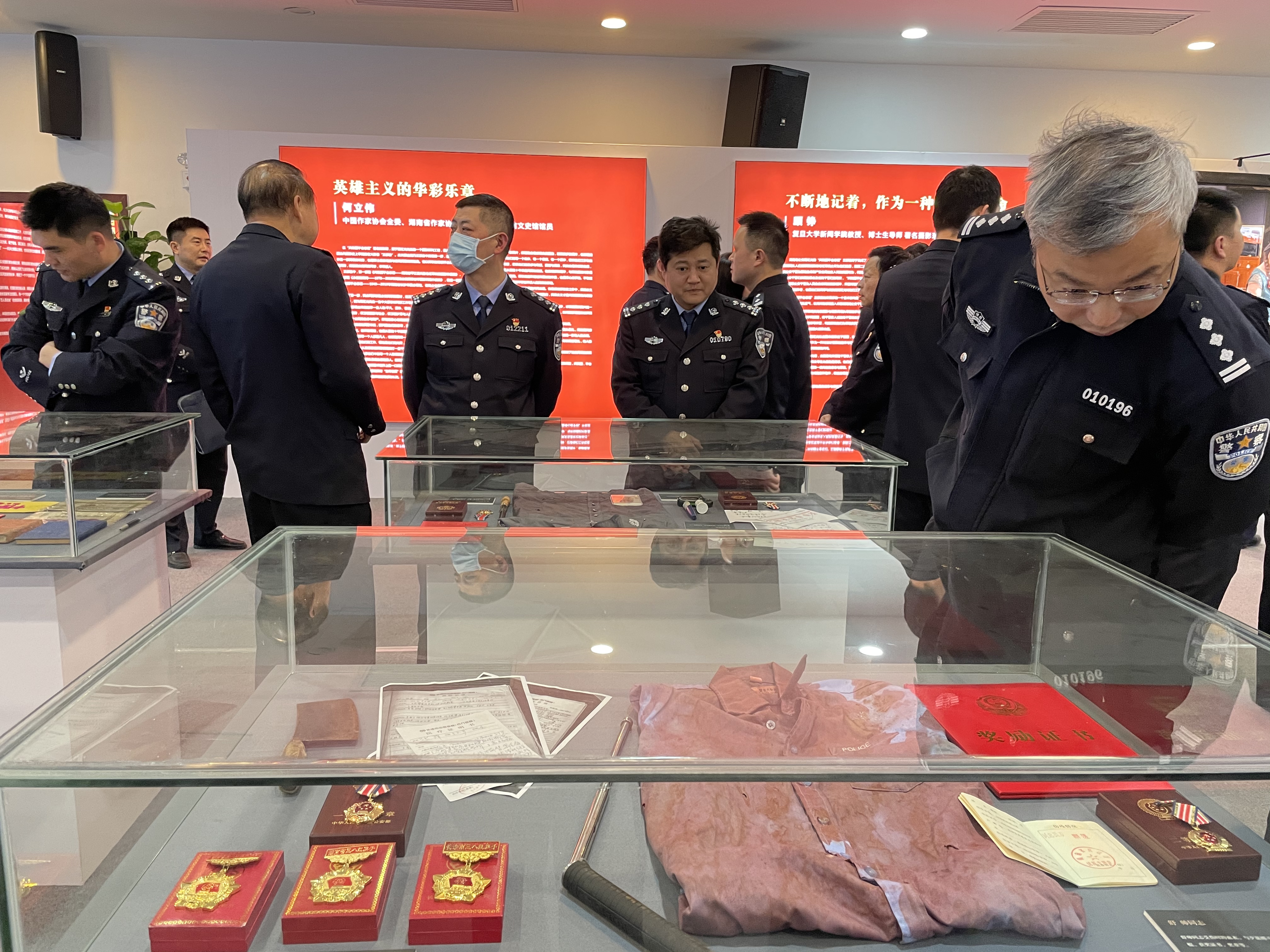 展出的实物之中，有民警与犯罪分子搏斗受伤时由蓝色染透成鲜红的血衣。 长沙晚报全媒体记者 聂映荣 摄