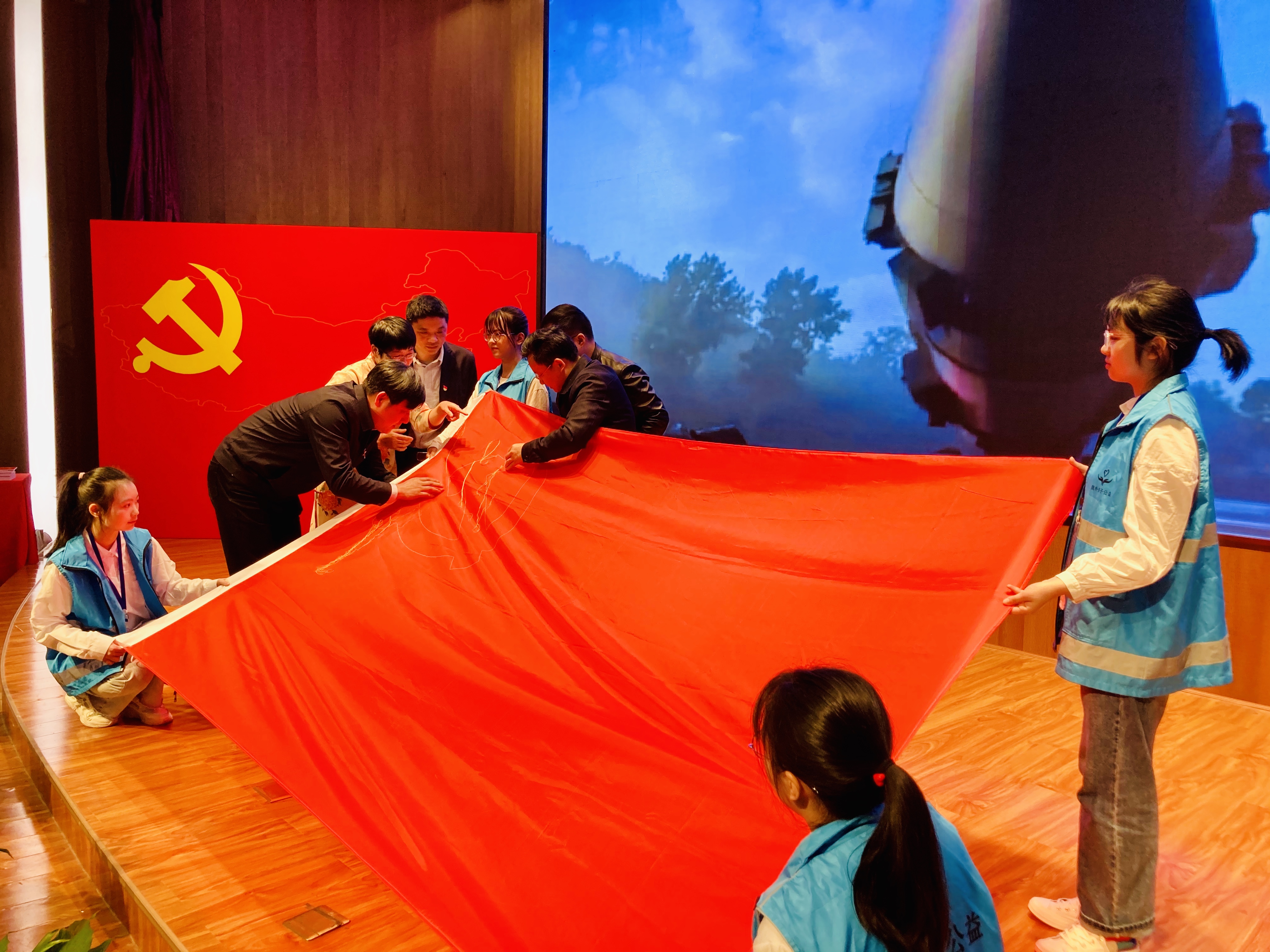 全网直播下，百人百日绣好这面大号党旗庆祝党的百年华诞。
