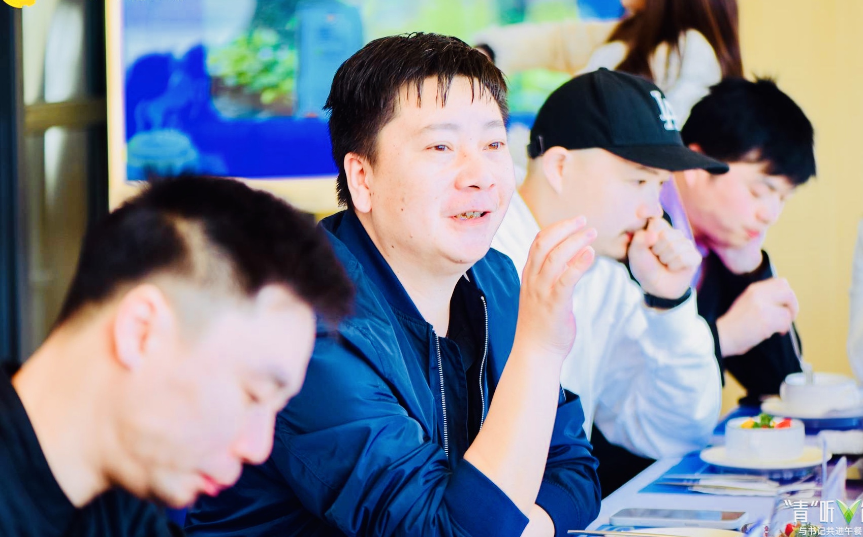青年人才代表畅所欲言。