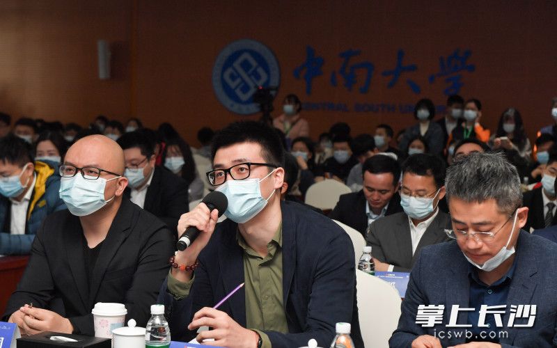 专家评委向参赛选手提问。  均为长沙晚报全媒体记者邹麟摄