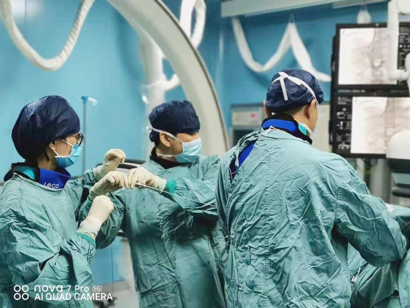 湖南省人民医院介入血管外科专家为小曾施行介入手术，封堵血管内膜破口。均为长沙晚报通讯员 刘欢欢 莫伟 供图