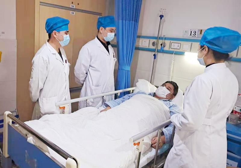 孙林副主任医师等向小曾交待出院注意事项。