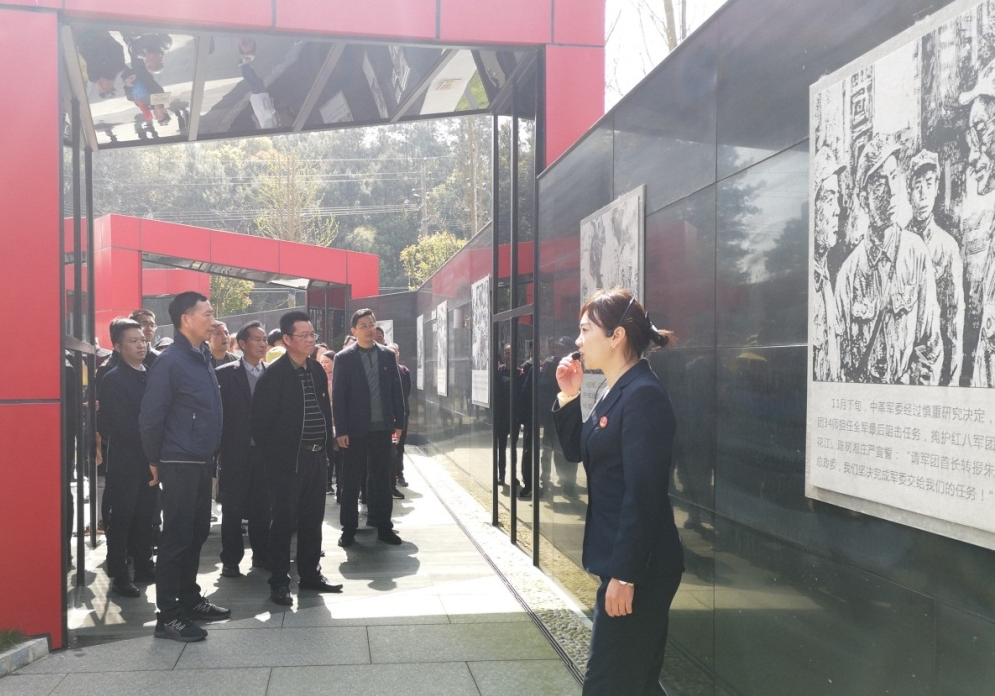 参观陈树湘烈士生平事迹陈列展览。  均为通讯员供图