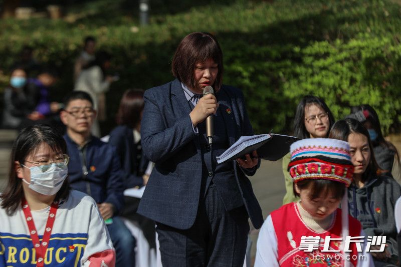 清水塘社区党委书记汤国清正在提问。