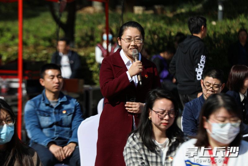 长沙党史馆副馆长罗业永正在提问。 