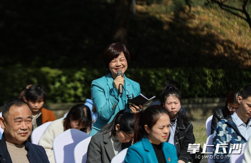 来自开福区清水塘街道红色摇篮党建声音馆的杨捷正在提问。 