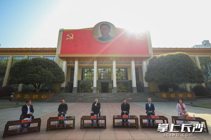 25日上午，中央宣讲团成员、十三届全国政协民族和宗教委员会主任王伟光来到中国共产党长沙历史馆，围绕党史学习教育与长沙基层党员干部群众代表互动交流。 均为长沙晚报全媒体记者 易亿 摄