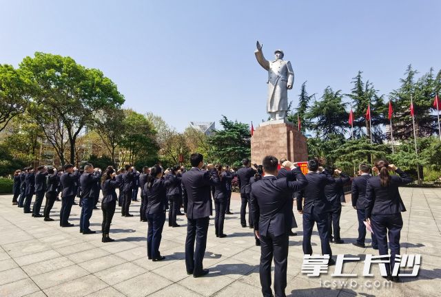 在毛主席塑像广场，参会人员庄严宣誓，重温入党誓词。