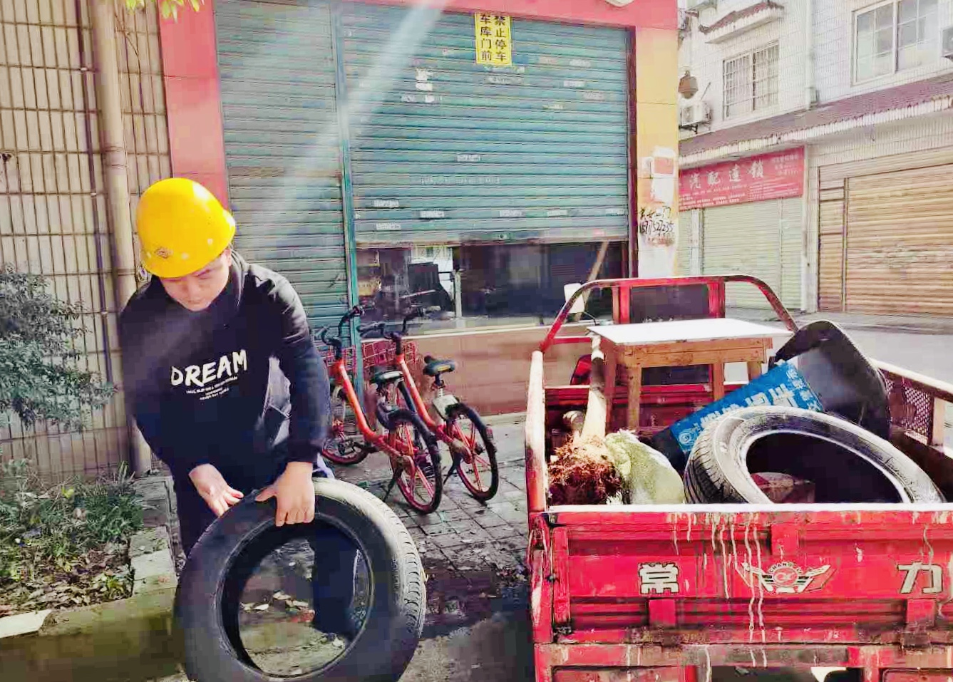 街角花园一度成了杂物垃圾堆，志愿者们一车车清运走，还小区以清爽。 长沙晚报通讯员 刘建安 摄