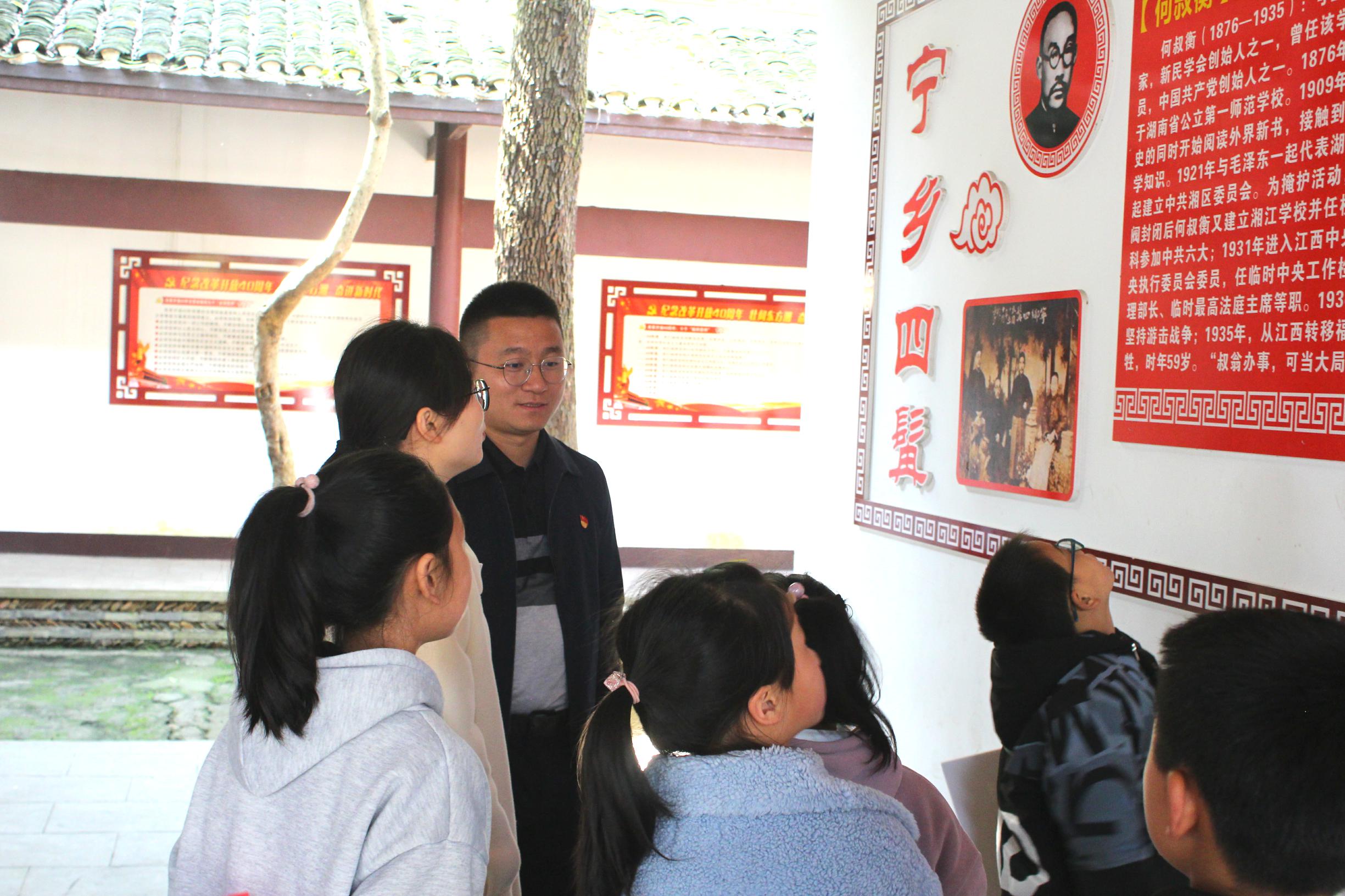 共青团宁乡市委的党员干部和小朋友们一起走进云山书院，召开了一场别具特色的红色故事分享会。  均为长沙晚报全媒体记者 张禹 通讯员 叶诗诗 摄影报道