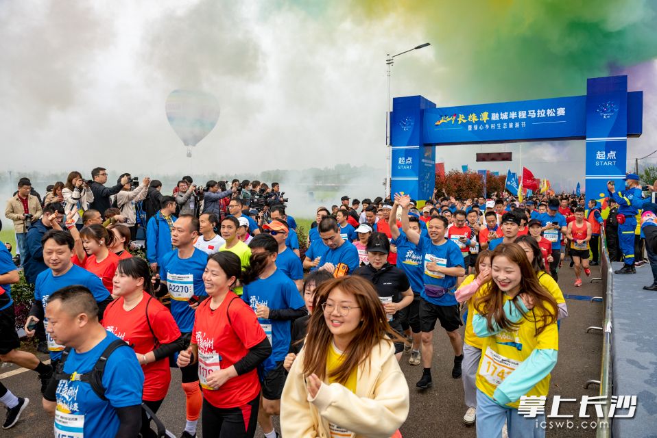 参赛者面带笑容，有的还挥手致意。长沙晚报全媒体记者 陈飞 摄
