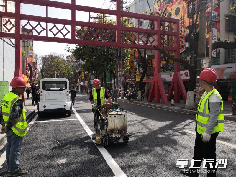 韭菜园北路东侧划线新增停车带。韭菜园街道供图