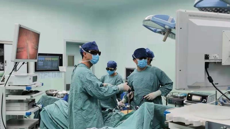 湖南省人民医院胰脾外科主任成伟带领团队为患者进行腹腔镜微创手术。均为长沙晚报通讯员 梁辉 胡脉涛 供图