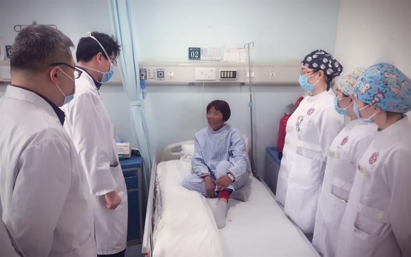 湖南省人民医院胰脾外科医护人员查看患者术后恢复情况。