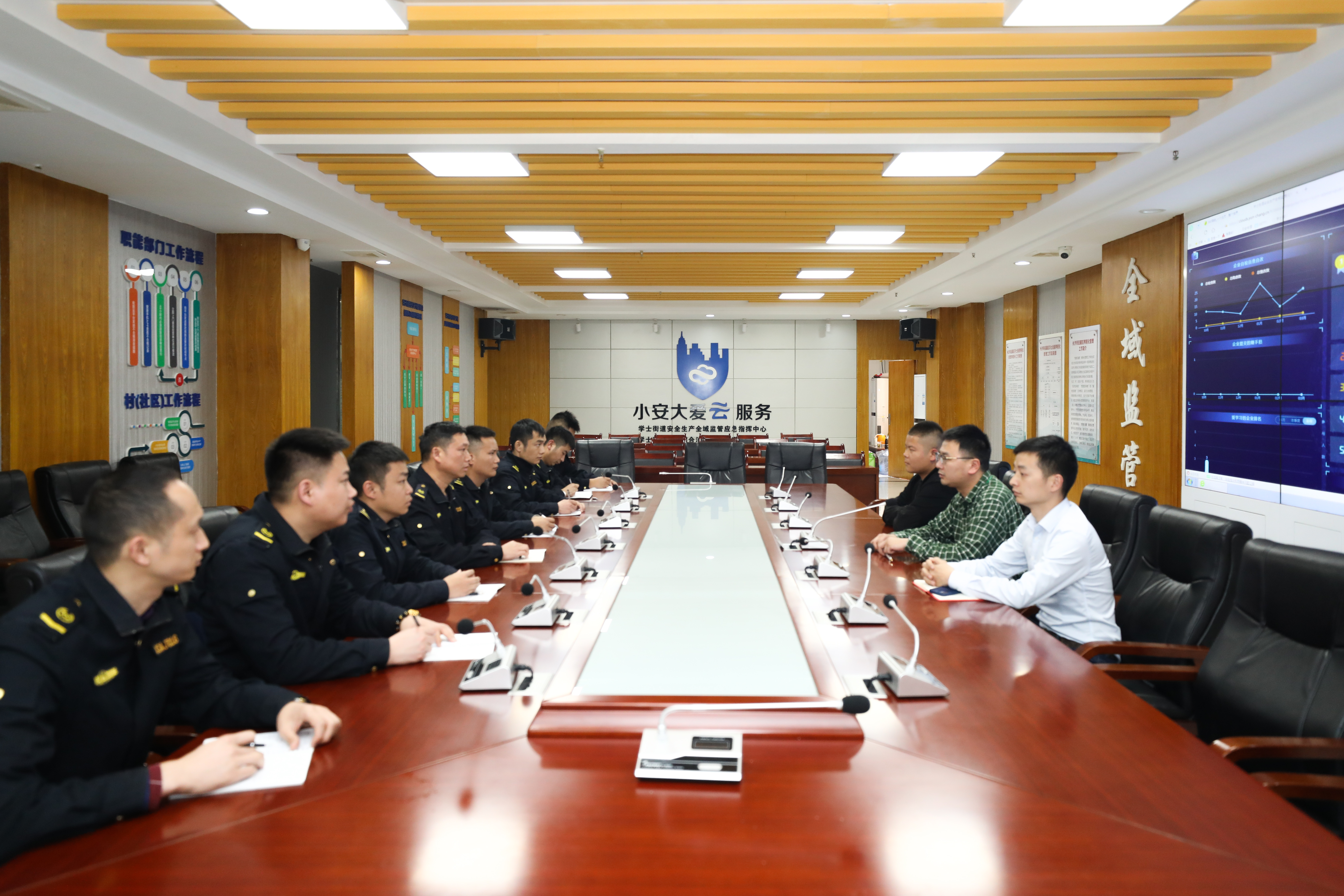 3月29日下午，岳麓区学士街道“小安大爱”云服务指挥中心正在进行联委会辅导活动。长沙晚报全媒体记者 易亿 摄