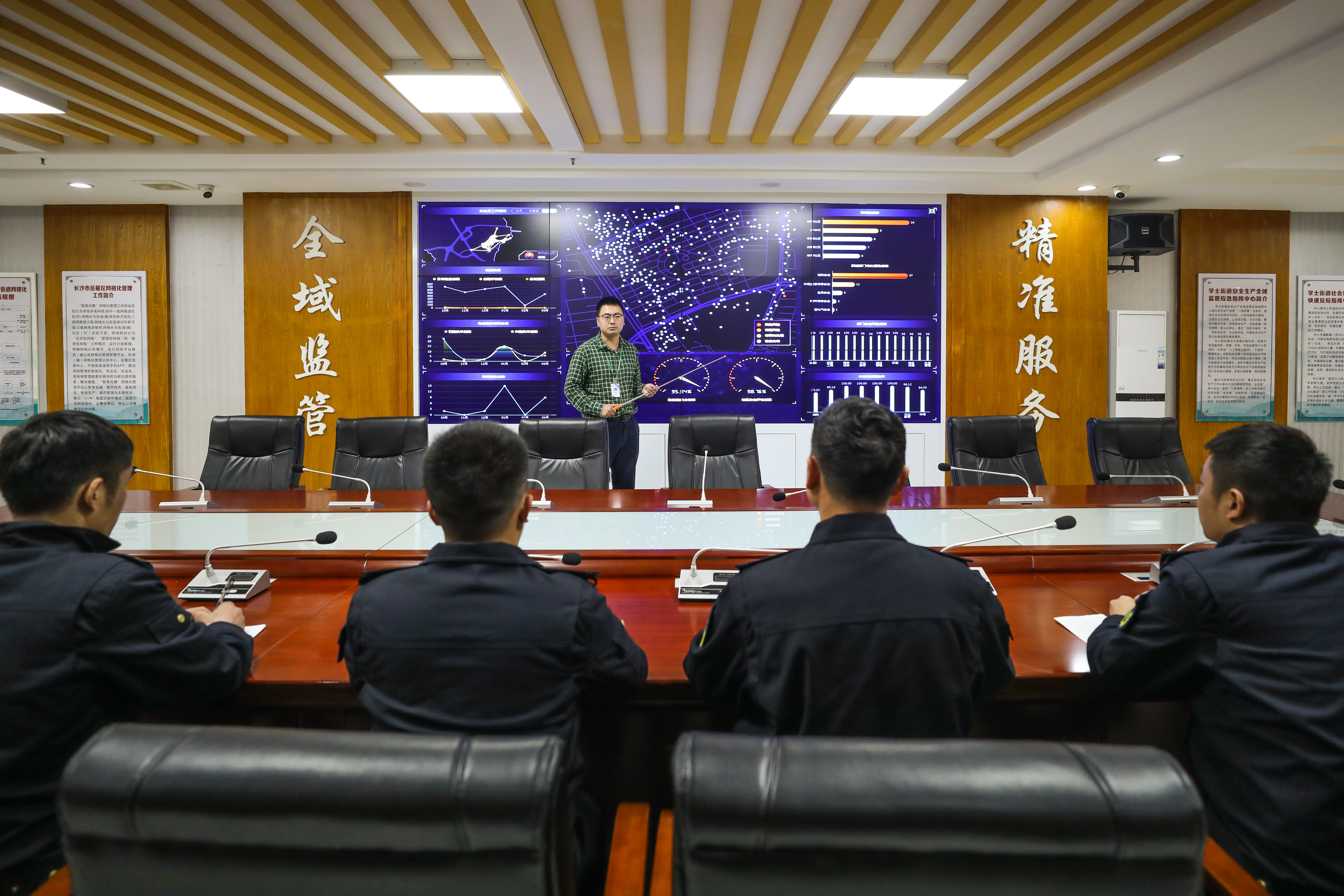 活动现场，与会人员正讨论安全监管工作。长沙晚报全媒体记者 易亿 摄