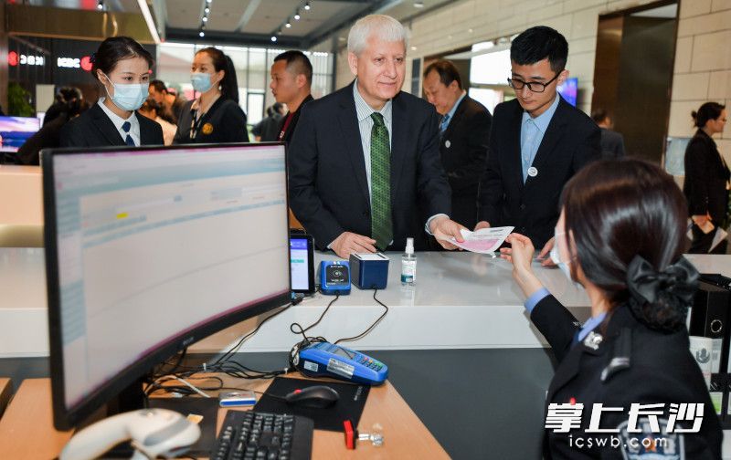 一位国际友人正在中国（湖南）自由贸易试验区长沙片区办事大厅办理业务。