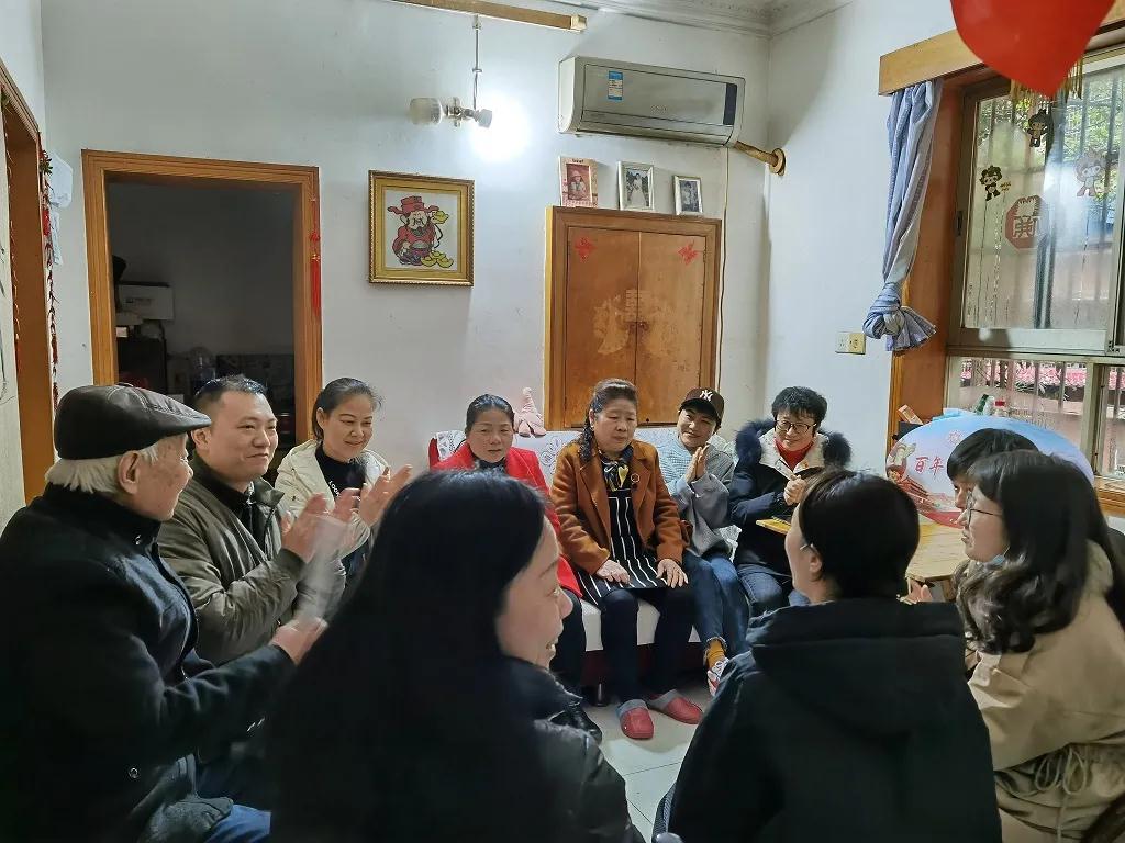 望月湖组织党员上门慰问并聆听老党员讲党课。均为胡谦 林慕卿 陈彩霞 供图