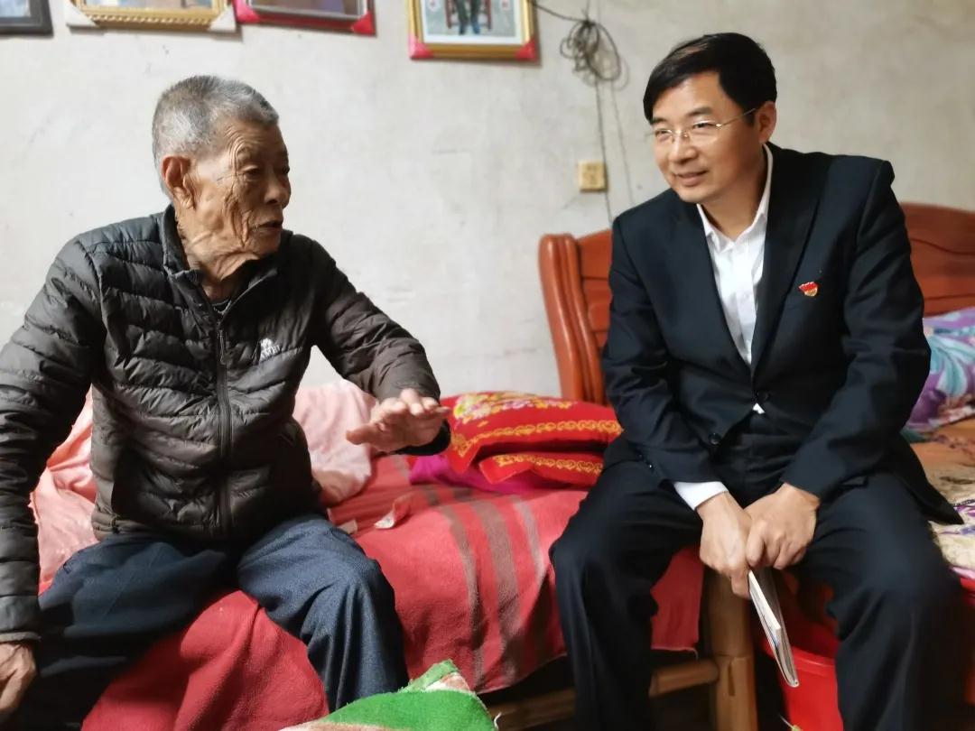 阎茂林和志愿者送学上门。