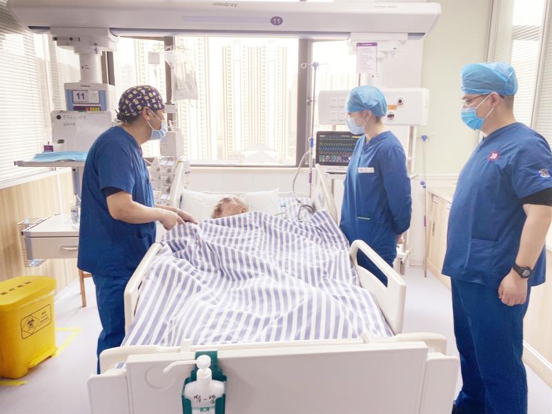 湖南省人民医院岳麓山院区急诊三科、急诊重症病房主任张兴文等查看患者恢复情况。医院供图