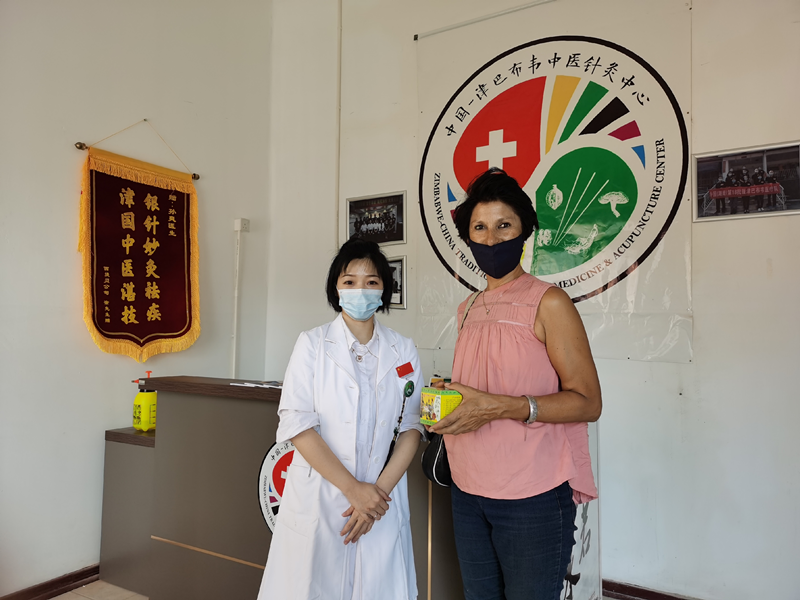 Marie来中医中心时，特意带了她喜欢的茶给我。医疗队供图