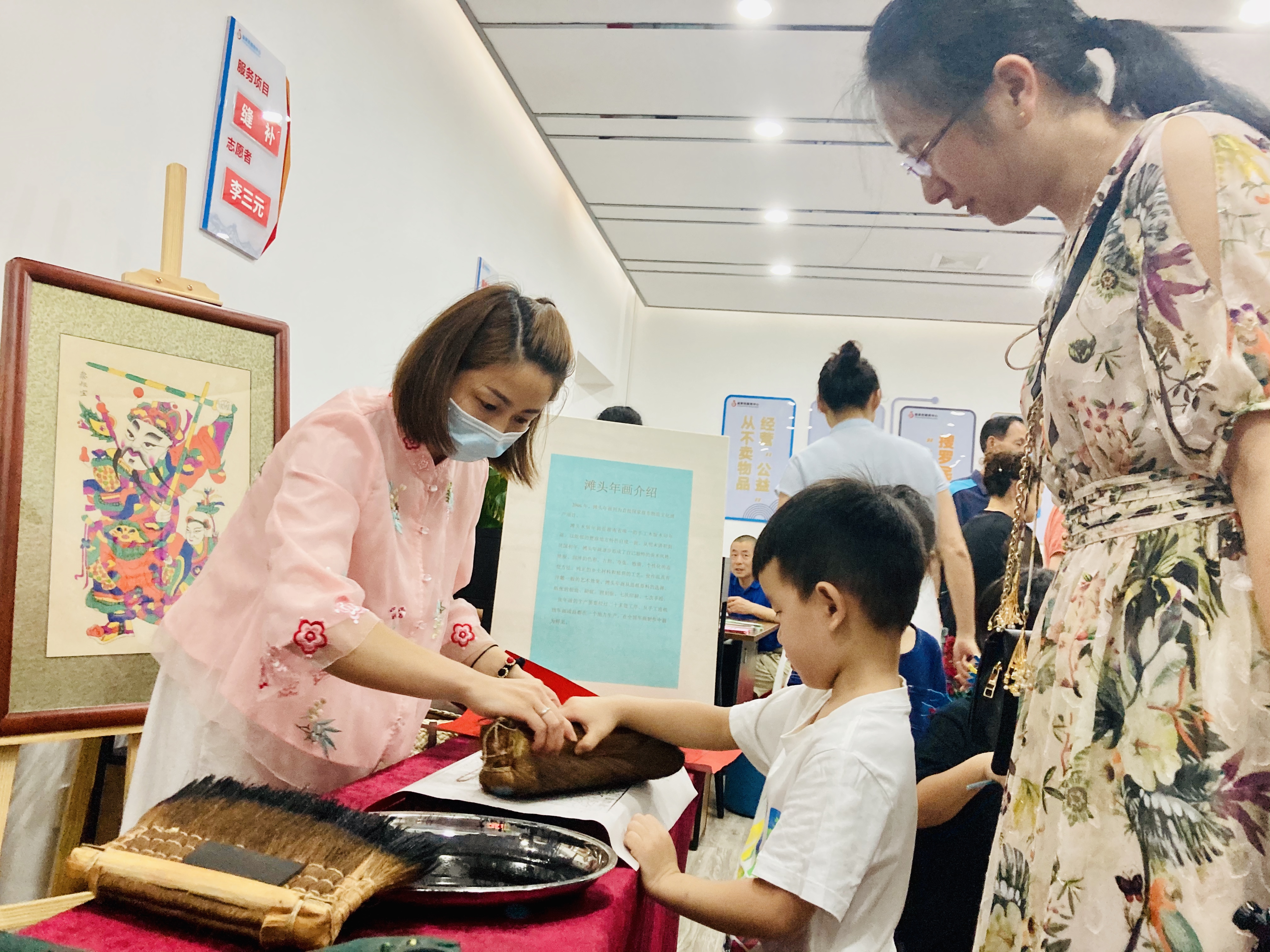 “益条街”上的非遗展览和教学志愿服务。 长沙晚报全媒体记者 李卓 摄
