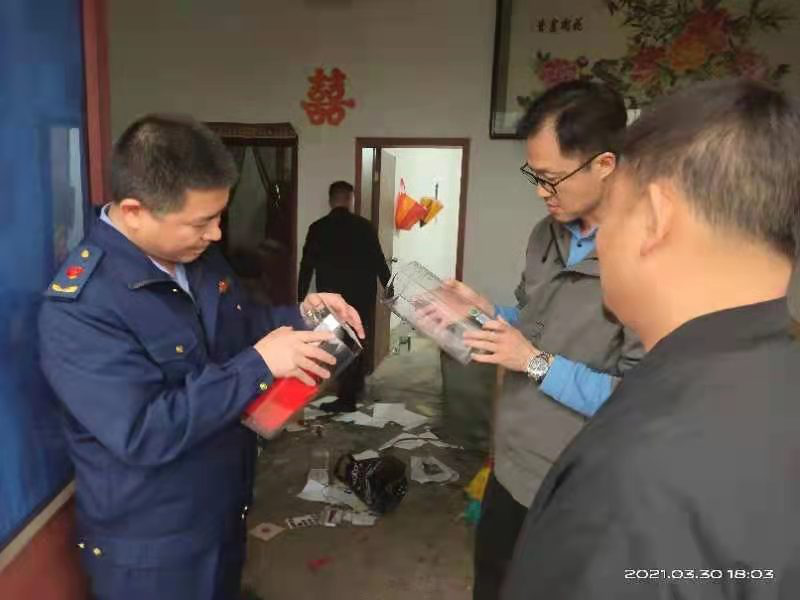 执法人员在辨别真假。   王颖供图