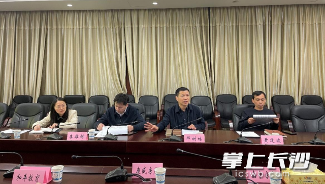 望城区行政审批服务局相关负责人为企业释疑解惑。
